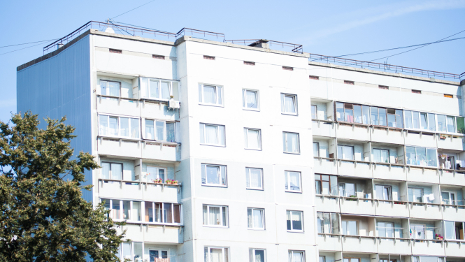 Kauguru ēkas no ārpuses