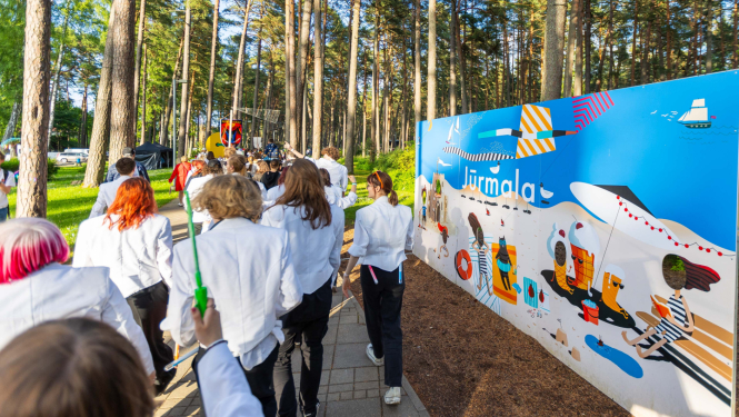 Jaunieši Dzintaru mežaparkā