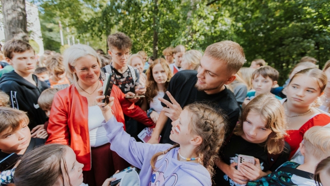 Artūrs Žagars ar skolēniem