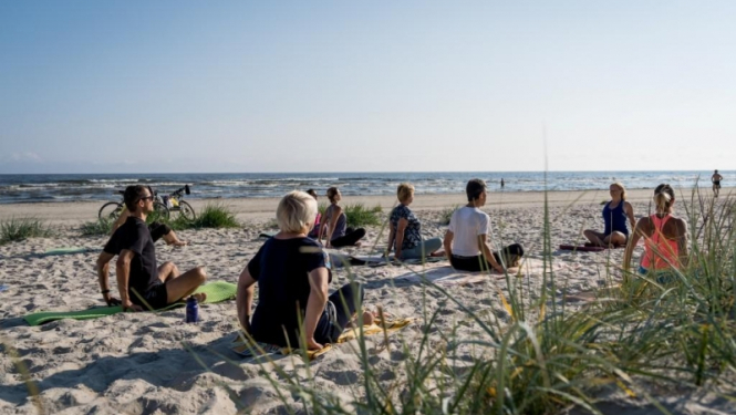 Jūrmala aicina uz bezmaksas sporta nodarbībām jūras krastā