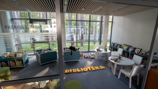 Pasaku istaba bibliotēkā