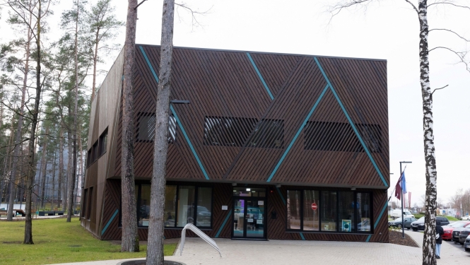 Jauniešu māja Kauguros