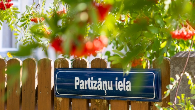 Ielas nosaukuma plāksne