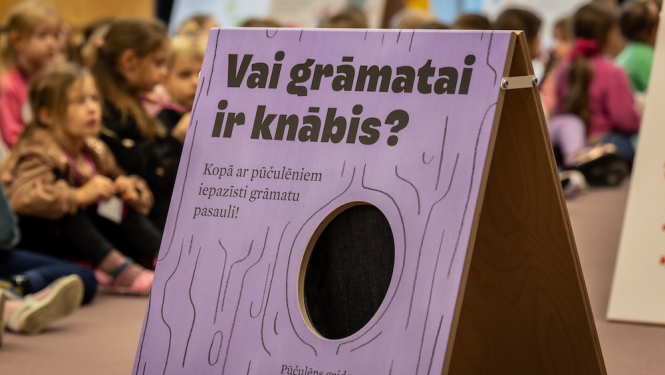 Izstādes "Vai grāmatai ir knābis" afiša