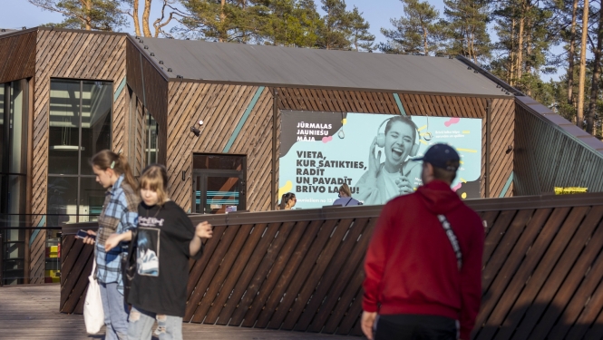 Trīs bērni uz Jauniešu mājas terases