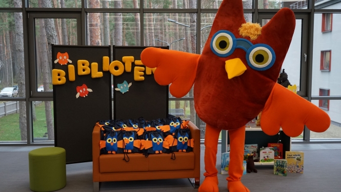 Pūce bibliotēkā