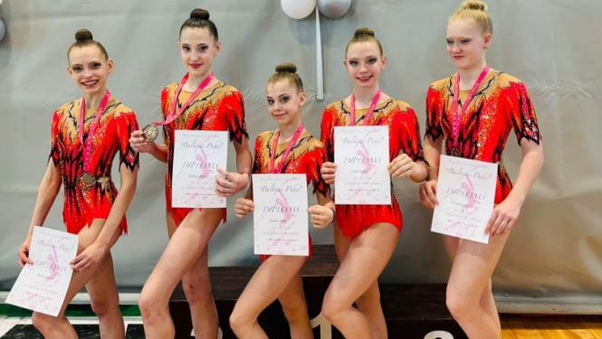 Junioru sp.kl. 1. komanda no kreisās uz labo: Marta Ločmele, Stefānija Belova, Renāte Erba, Linda Ieviņa, Anastasija Andžāne