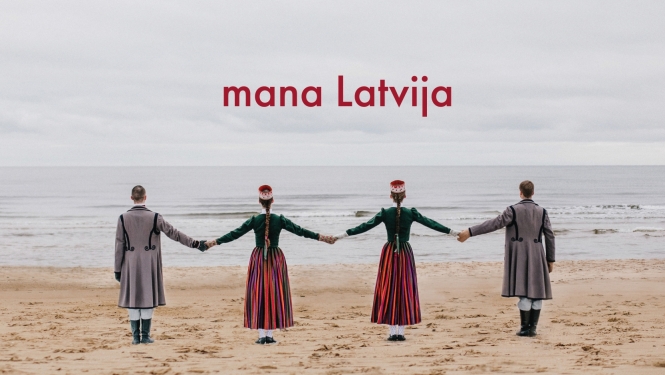 cilvēki sadevušies rokās