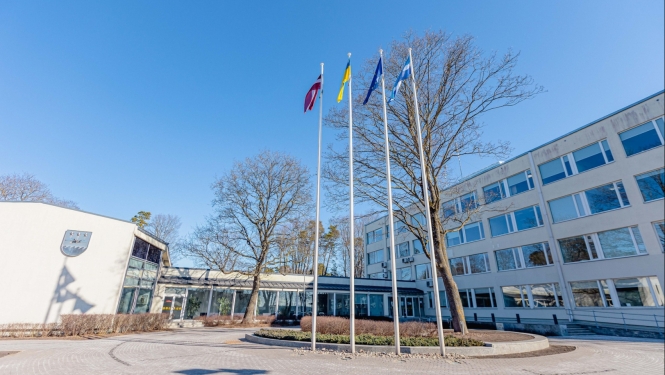 Valstpilsētas administrācijas ēka pavasarī