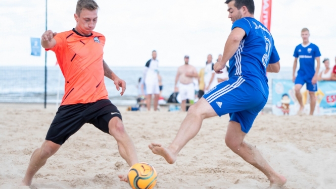 Divi futbolisti piedalās Jūrmalas pludmales kausā futbolā