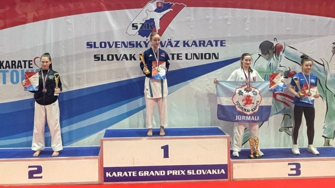Karatistes uz pjedestāla