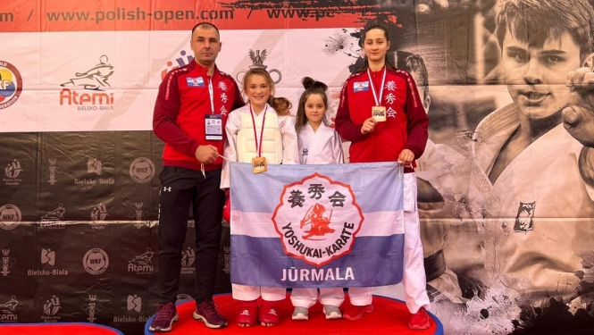 Karatistes uz pjedestāla