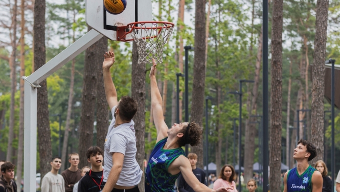 puiši spēlē 3x3 basketbolu