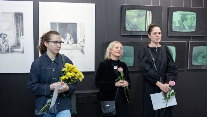 2024. gada konkursizstādes "Cik vērts?" galvenās balvas laureāte māksliniece Alise Builevica, žūrijas komisijas priekšsēdētāja mākslas zinātniece Baiba Guste  un žūrijas komisijas locekle gleznotāja Madara Neikena.