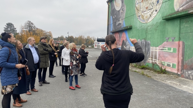 Darba grupa Ieslēdz Kaugurus pie kultūras iestādes