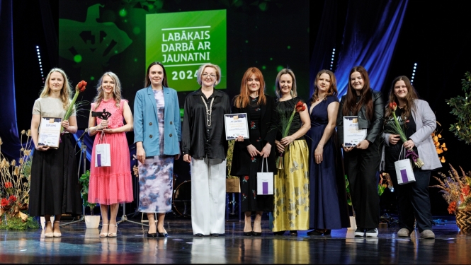 JIC jaunatnes lietu speciāliste Linda Pūdāne un JIC vadītāja Solvita Vigule (pārējie nominācijas "Jauniešiem draudzīga vide2024" kandidāti  - Līvānu novada pašvaldība un biedrības "Laiks jauniešiem" Enerģijas stacija)