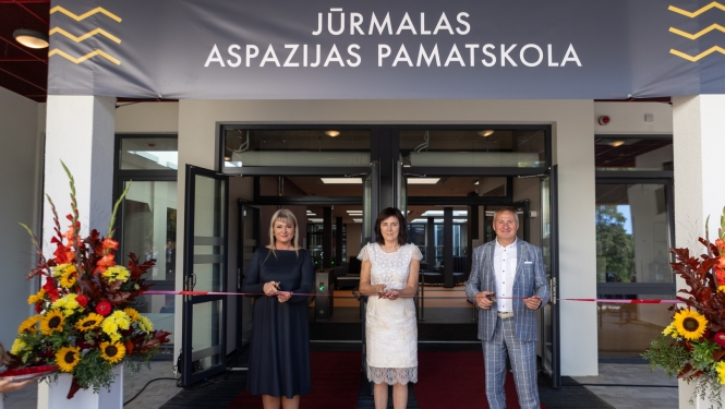 Jūrmalas Aspazijas pamatskolas ieeja, svinīgi atklāj