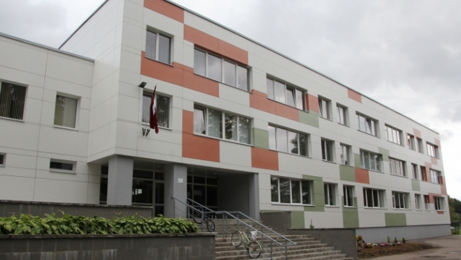 Mežmalas vidusskolas ēka