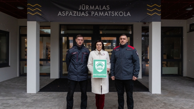 Ceturtdien, 12. decembrī, pie Jūrmalas Aspazijas pamatskolas uzstādīta patvertnes zīme, ko atklāja Jūrmalas domes priekšsēdētāja Rita Sproģe.