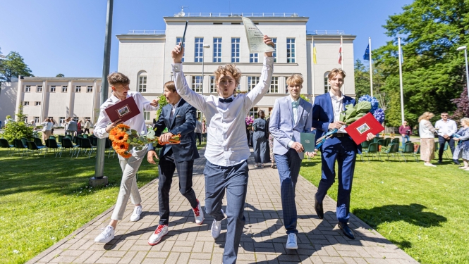Pumpuru vidusskolas 9. klases absolventi