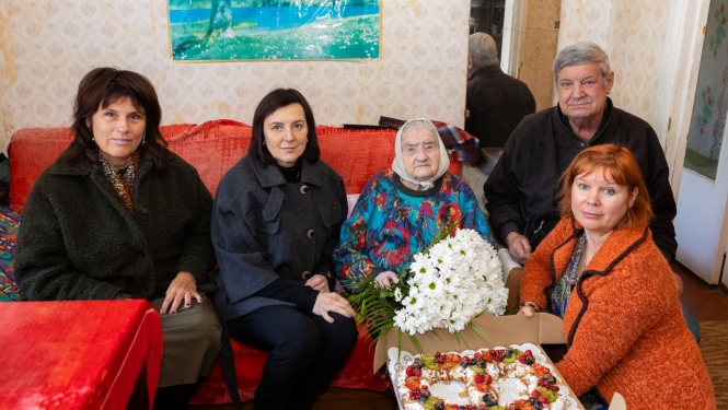 Simtgadnieci sveic Laima Grobiņa, domes priekšsēdētāja Rita Sproģe, mazmeita un dēls