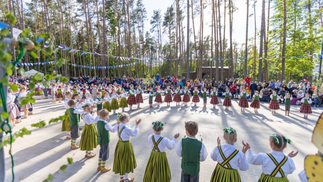 Deju kolektīvs uzstājas Kauguru parkā