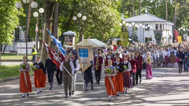 Tautas deju festivāla dalībnieku gājiens