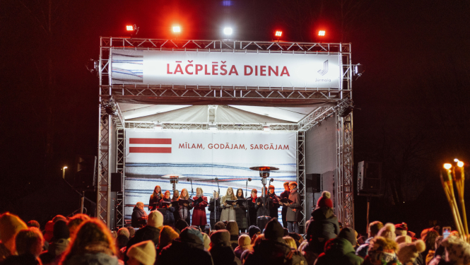 Lāčplēša dienā skatuve, uz kuras uzstājas mākslinieki