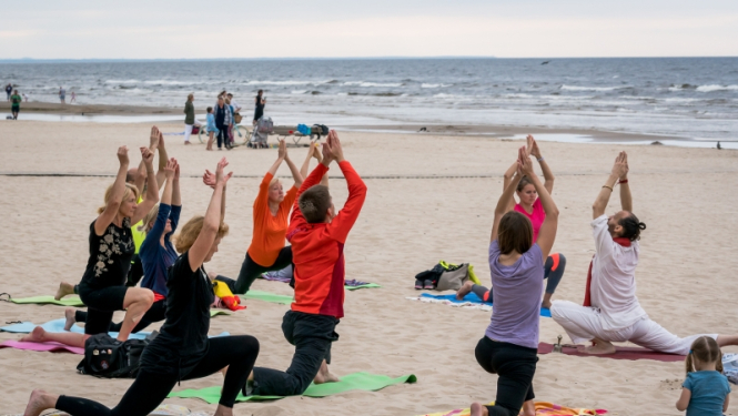 Jūrmalā iedzīvotāju veselībai notiek bezmaksas nodarbības pludmalē