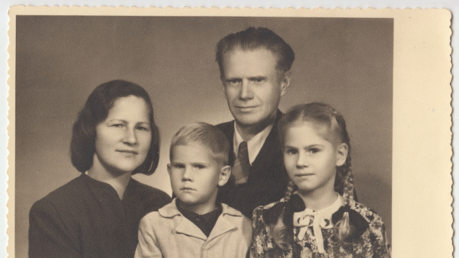 Valija Valērija Veščuna-Jansone ar vīru Vilhelmu Jansonu un bērniem Aretu un Zinturu. 1950. gads. No Aretas Jansones ģimenes arhīva.
