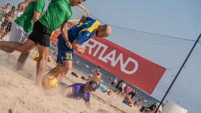 Spēlē pludmales futbolu