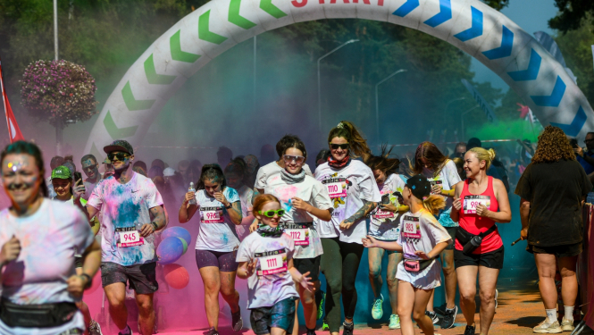 Jūrmalas krāsu skrējiena dalībnieki