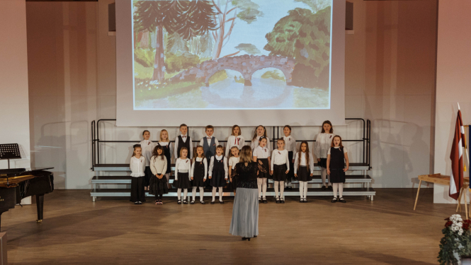 Bērni dzied koncertā