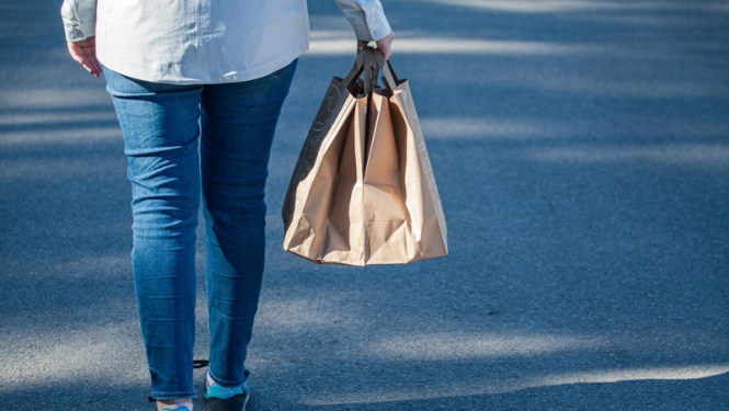 Aprūpes mājās pakalpojuma saņēmējiem piegādās pārtikas pakas