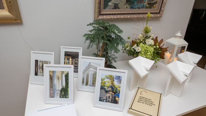 Arhitektūras gada balvas pasniegšanas ceremonijas gals, uz kuras stāv balvas