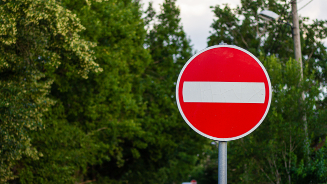 Ceļazīme Braukt aizliegts