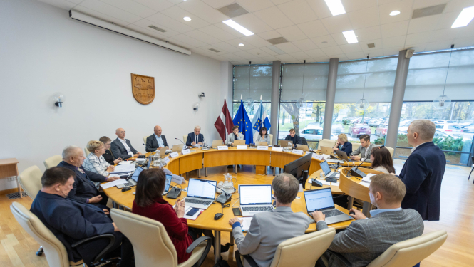 Jūrmalas domes sēde ar deputātiem pie apaļa galda