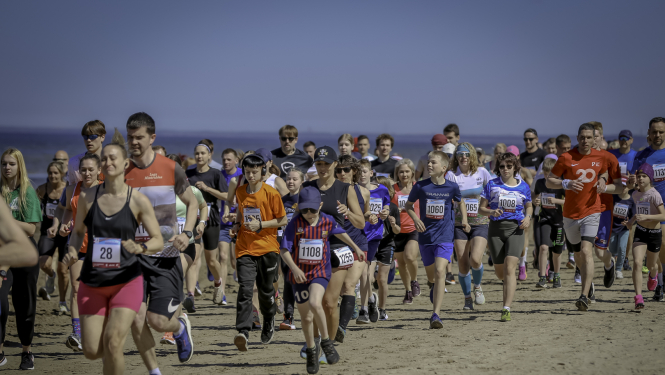 Skrējēji pludmalē