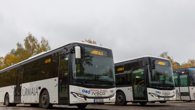 Jūrmalas pilsētas autobusi stāvlaukumā