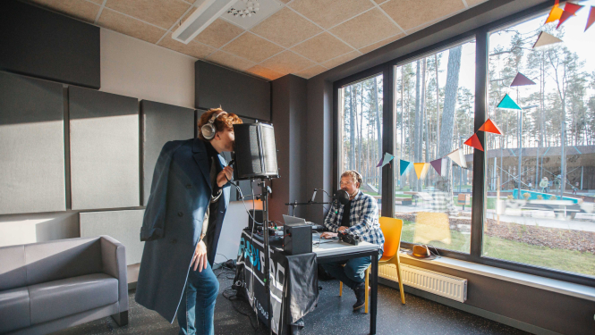 jauniesu majas pasakums