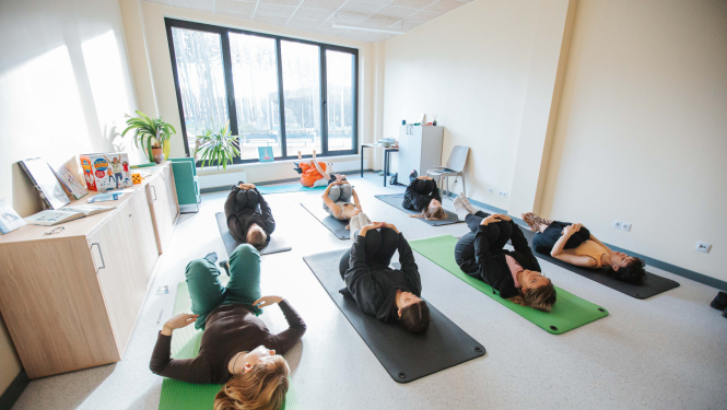 Jūrmalas jauniešu mājā jaunieši vingro