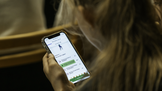 telefons, kuru tur rokā jaunietis