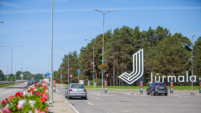 Jūrmalas zīme pie iebraukšanas pilsētā