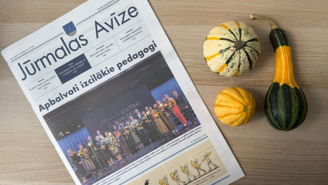 Jūrmalas avīze oktobra numurs uz galda, blakus dekoratīvi ķirbji