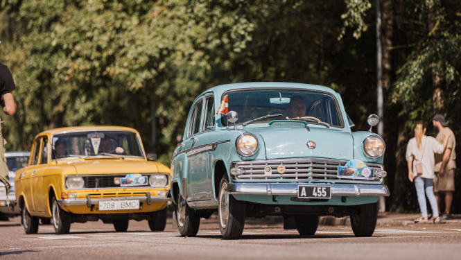 Retro mašīnas, kuras brauc pa ielu