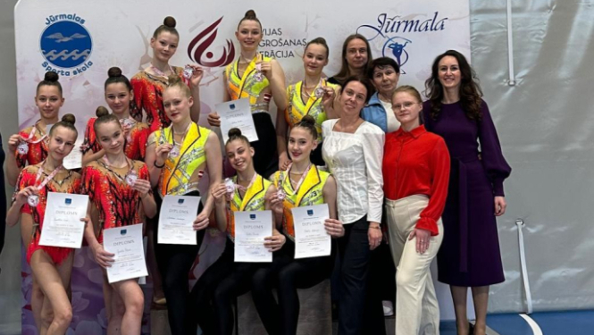 Mākslas vingrošanas dalībnieces sacensībās