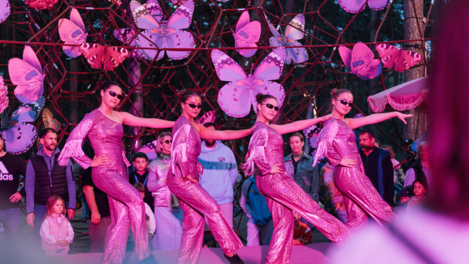 Meitenes rozā tērpos