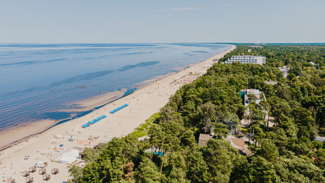 Pludmale vasarā no putna lidojuma