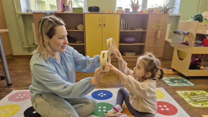 Nodarbība ar mazu meiteni mūzikas terapeites Ievas Zariņas vadībā