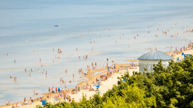 Jūrmalas pludmales iekārtotas vasarai; šogad kūrortpilsētā par diviem Zilajiem karogiem vairāk